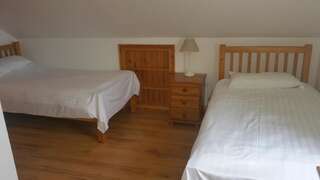 Отели типа «постель и завтрак» Malin Head View B&B / Apartments Ballygorman Triple Room - Single beds with Ensuite-3